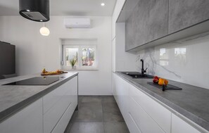 ثلاجة، فرن، موقد طهي مسطح، غسالة أطباق