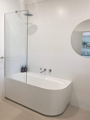 Dusche, Haartrockner, Handtücher, Seife
