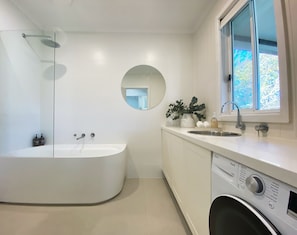 Shower, hair dryer, towels, soap - Renovated home close to sports precinct, hospital and short walk to Albury CBD (East Albury)
