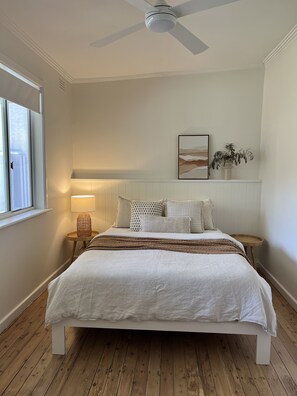 3 bedrooms, iron/ironing board, WiFi, bed sheets - Renovated home close to sports precinct, hospital and short walk to Albury CBD (East Albury)