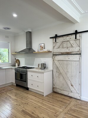 Dishwasher, coffee/tea maker, paper towels - Renovated home close to sports precinct, hospital and short walk to Albury CBD (East Albury)