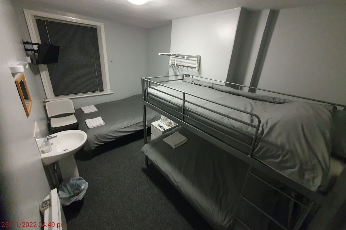3 habitaciones, tabla de planchar con plancha y wifi gratis