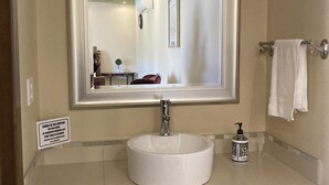 Double Room | Bathroom | Shower, hair dryer, towels, soap - Mi Casa en el Valle de Guadalupe (Valle de Guadalupe)