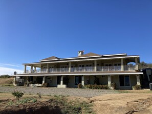 Vista frontal de la propiedad