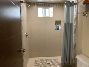 Double Room | Bathroom | Shower, hair dryer, towels, soap - Mi Casa en el Valle de Guadalupe (Valle de Guadalupe)
