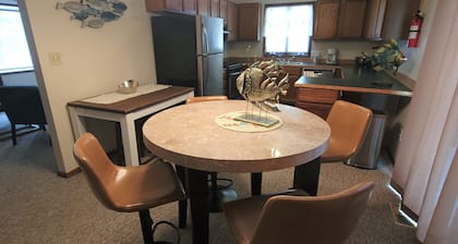 BED & BEACH! 2 Blocks from Beautiful Ludington Beach