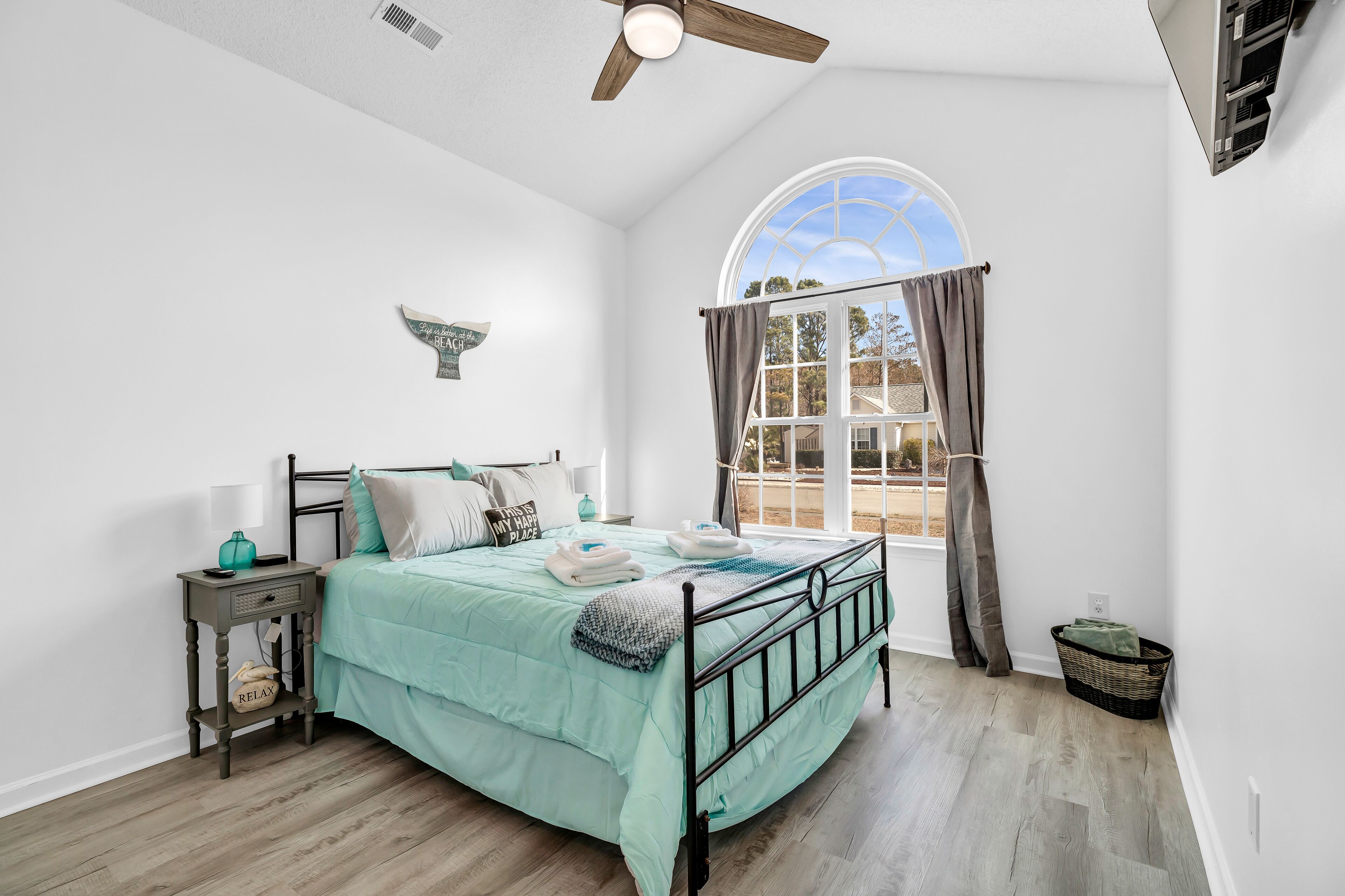 3 bedrooms, iron/ironing board, WiFi, bed sheets