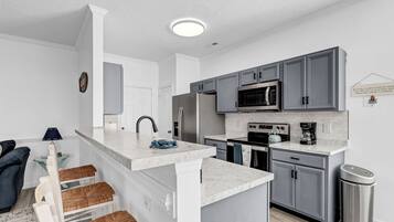 Frigorífico, microondas, horno y placa de cocina