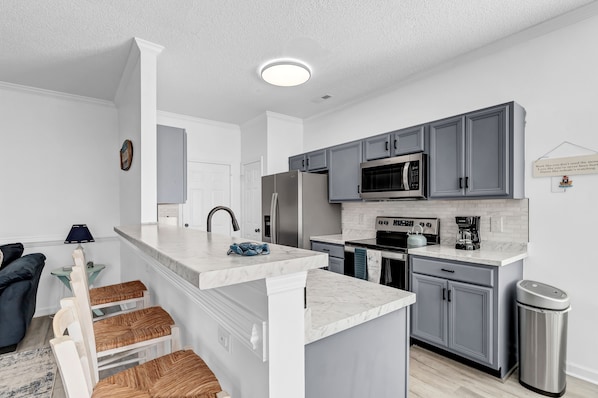 Kjøleskap, mikrobølgeovn, ovn og kokeplater