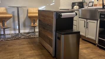 Fridge, stovetop, dishwasher