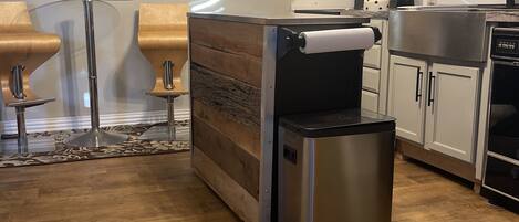 Fridge, stovetop, dishwasher