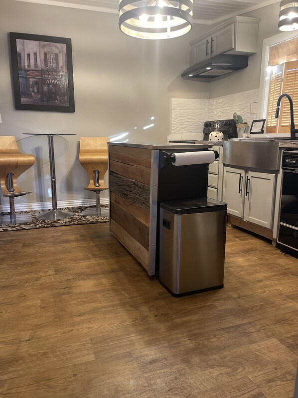 Fridge, stovetop, dishwasher - Gingerbread Retreat Rejuvenating Respite - Infrared Sauna - Yard (Crystal City)