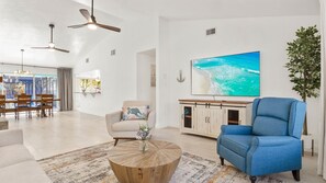 Smart TV, Netflix, tavolo da calcetto, libri