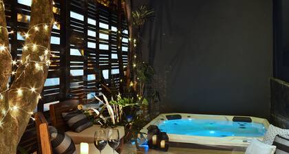 Luxury 8BR Villa with Rooftop and Jacuzzis on Lleras Park