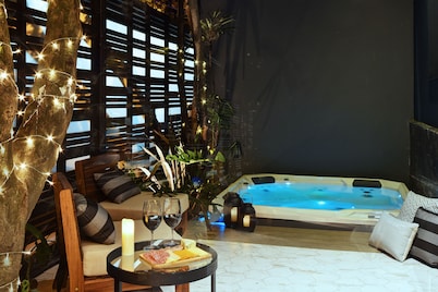 Luxury 8BR Villa with Rooftop and Jacuzzis on Lleras Park