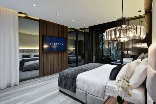 Luxury 8BR Villa with Rooftop and Jacuzzis on Lleras Park