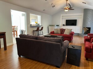 Smart TV, chimenea, impresora