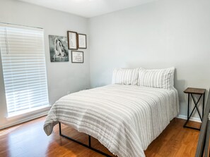 5 habitaciones, escritorio, tabla de planchar con plancha y wifi gratis 