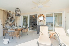 屋外ダイニングエリア