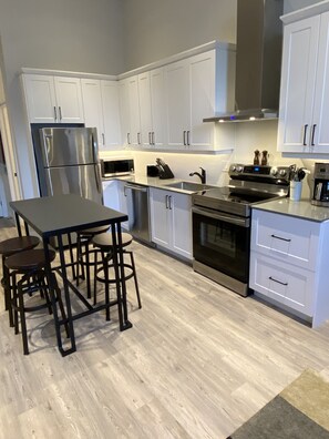 Mikrowelle, Ofen, Herdplatte, Geschirrspüler