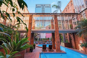 Outdoor pool - Gordon House Apartments (Melbourne)