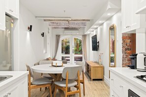 Premium Apartment, 2 Bedrooms | In-room dining - Gordon House Apartments (Melbourne)