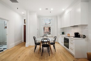 Apartamento premium, 1 quarto | OpçÔes para refeição no quarto