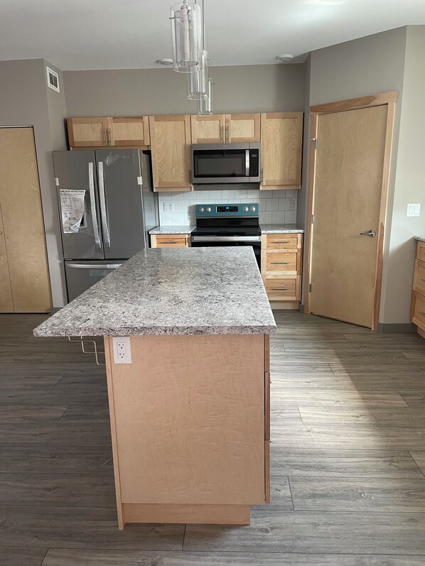 冰箱、微波炉、烤箱、炉灶