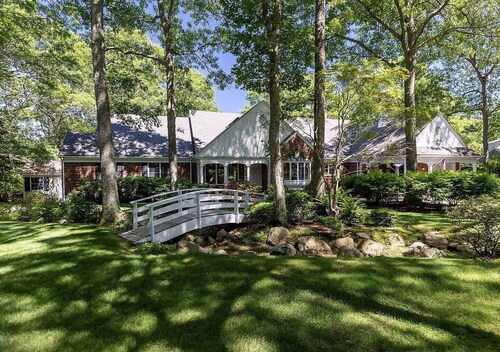 PRIVATE LARGE UPDATED HOME , MINUTES AWAY FROM WINERIES AND BEACHES