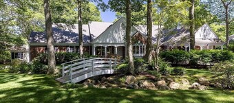 PRIVATE LARGE UPDATED HOME , MINUTES AWAY FROM WINERIES AND BEACHES