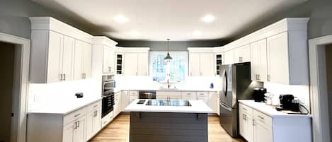 Fridge, oven, stovetop, dishwasher