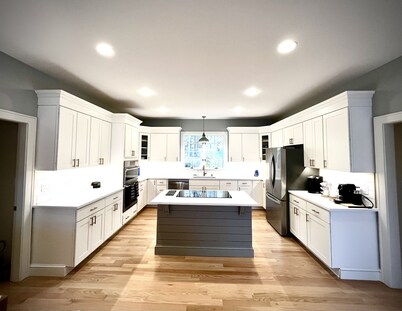 PRIVATE LARGE UPDATED HOME , MINUTES AWAY FROM WINERIES AND BEACHES