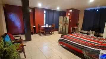 Apartament empresarial, 1 llit de matrimoni | Sala d'estar | Televisor de 43 polzades amb canals per satèl·lit i Netflix