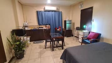 Condo básico | Área de estar | TV 43 polegadas com canais via satélite, Netflix, serviços de streaming