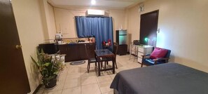 Leilighet – basic | Oppholdsområde | En 43-tommers TV med Parabol-TV samt Netflix og strømmetjenester