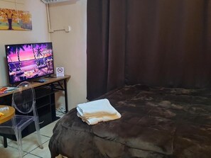 1 chambre, ameublement personnalisé, bureau