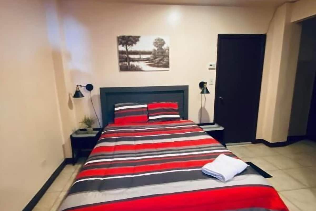 Basic-Apartment | Wohnbereich | 43-Zoll-Fernseher mit Satellitenempfang, Netflix, Streaming-Dienste