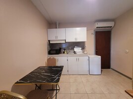 1 habitación, muebles diferentes y escritorio