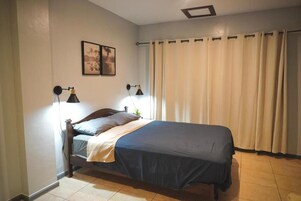1 habitación, muebles diferentes y escritorio 