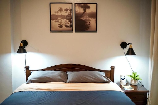1 kamar tidur, dilengkapi dengan perabotan berbeda-beda, dan meja kerja