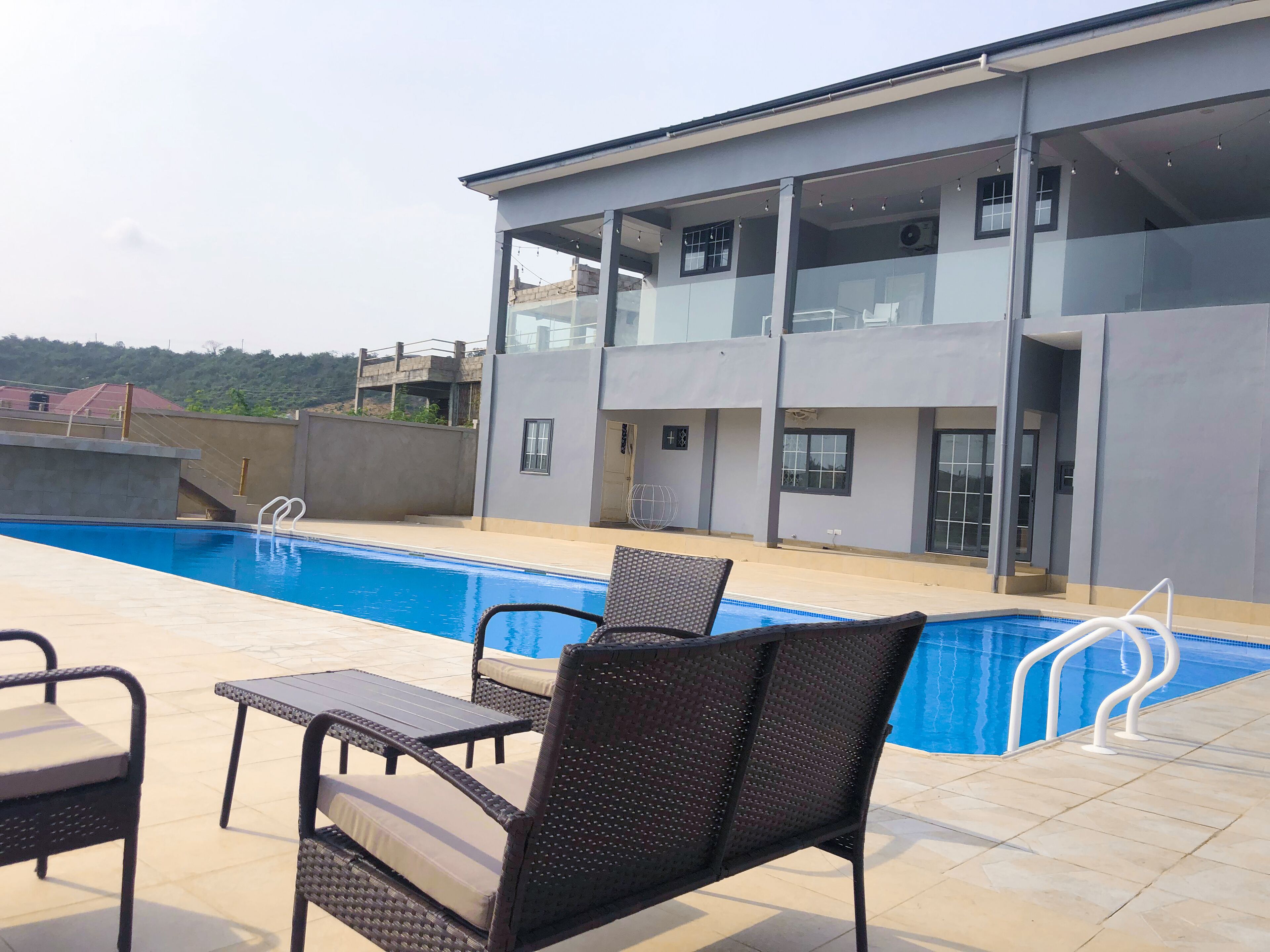 Een buitenzwembad en een verwarmd zwembad