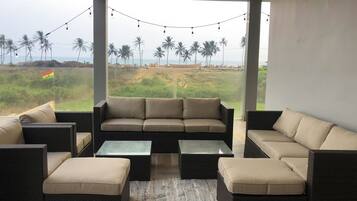 Smart TV, fireplace, stereo