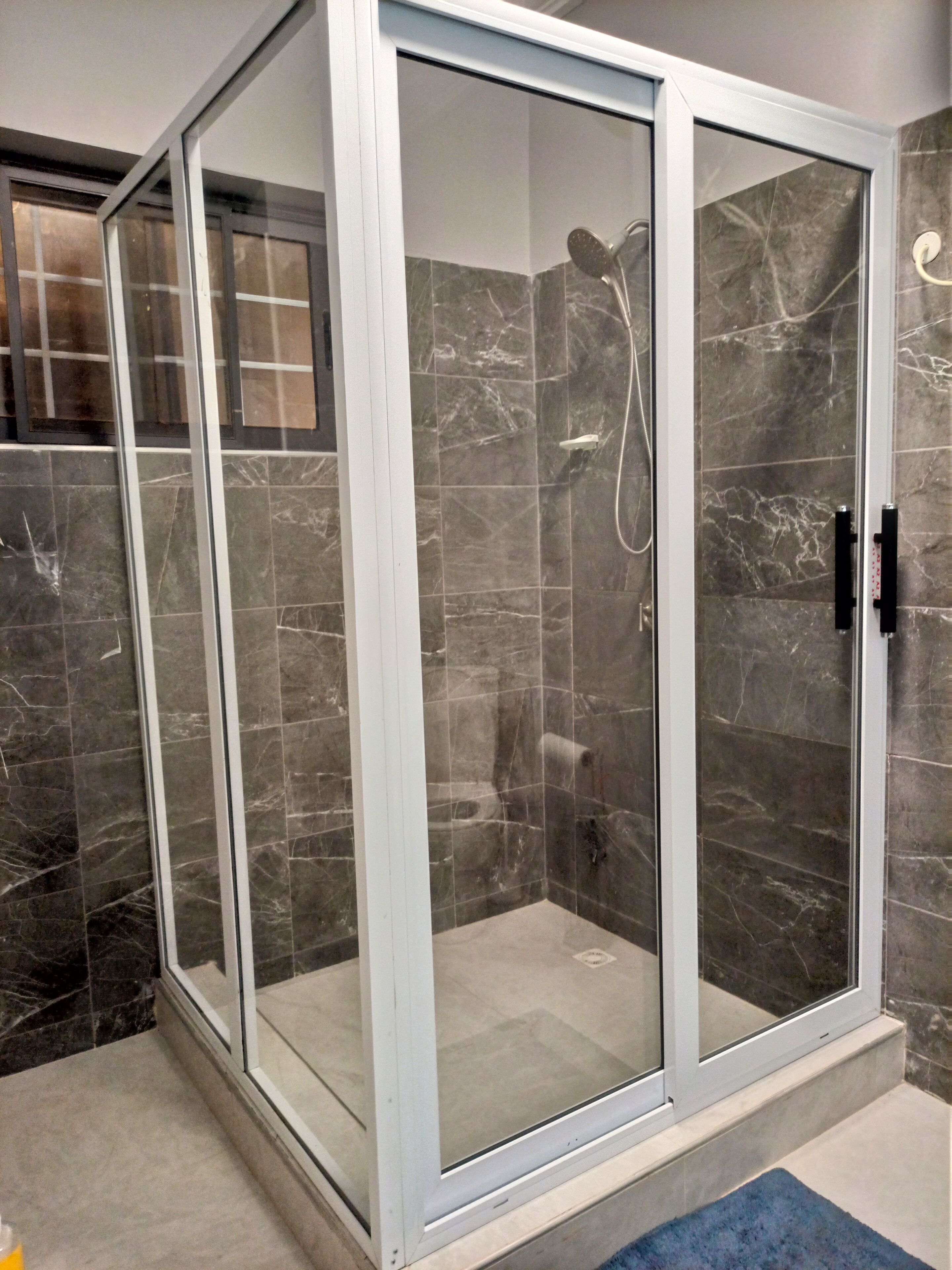 Dusche, Handtücher, Shampoo