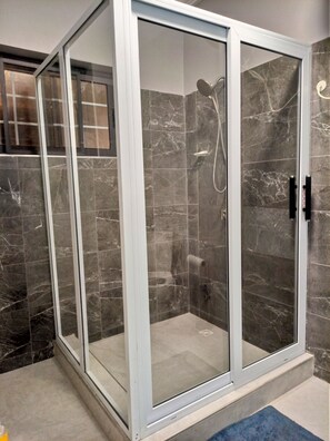Shower, towels, shampoo