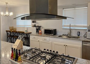 Geladeira, micro-ondas, fogão, cooktop
