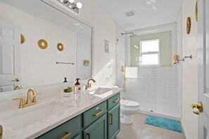 Badewanne, Haartrockner, Handtücher, Seife