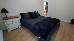 2 bedrooms, desk, iron/ironing board, free WiFi - Le Montréal-Est, 4 1/2 (Montréal-Est)