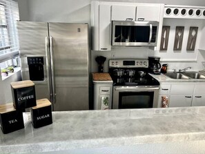 Refrigerador, microondas, horno y cafetera y tetera 