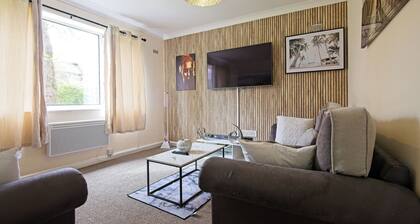 Stylish Five Star Rated Apartment