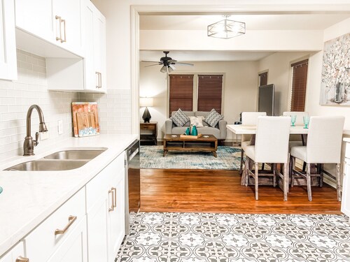 Tranquil Paradise! Release, Relax and Unwind. Close to Bay.